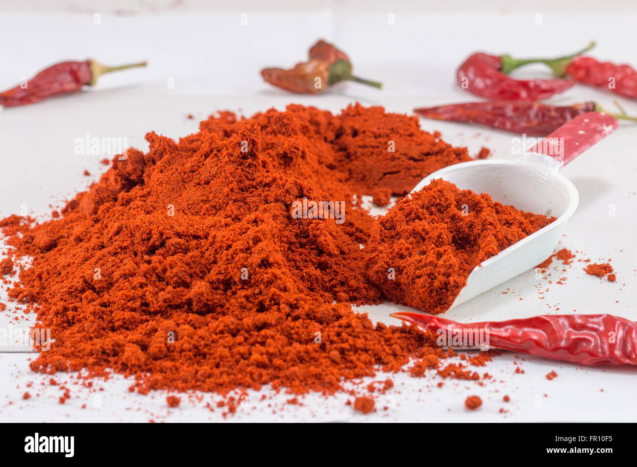 Haufen von geerdeten rote Paprika und frische Paprika Stockfoto