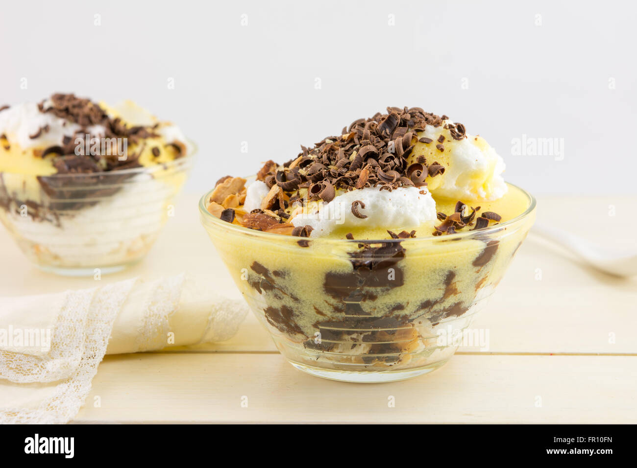 Hausgemachte cremige Desserts mit Schokolade und Mandeln Stockfoto