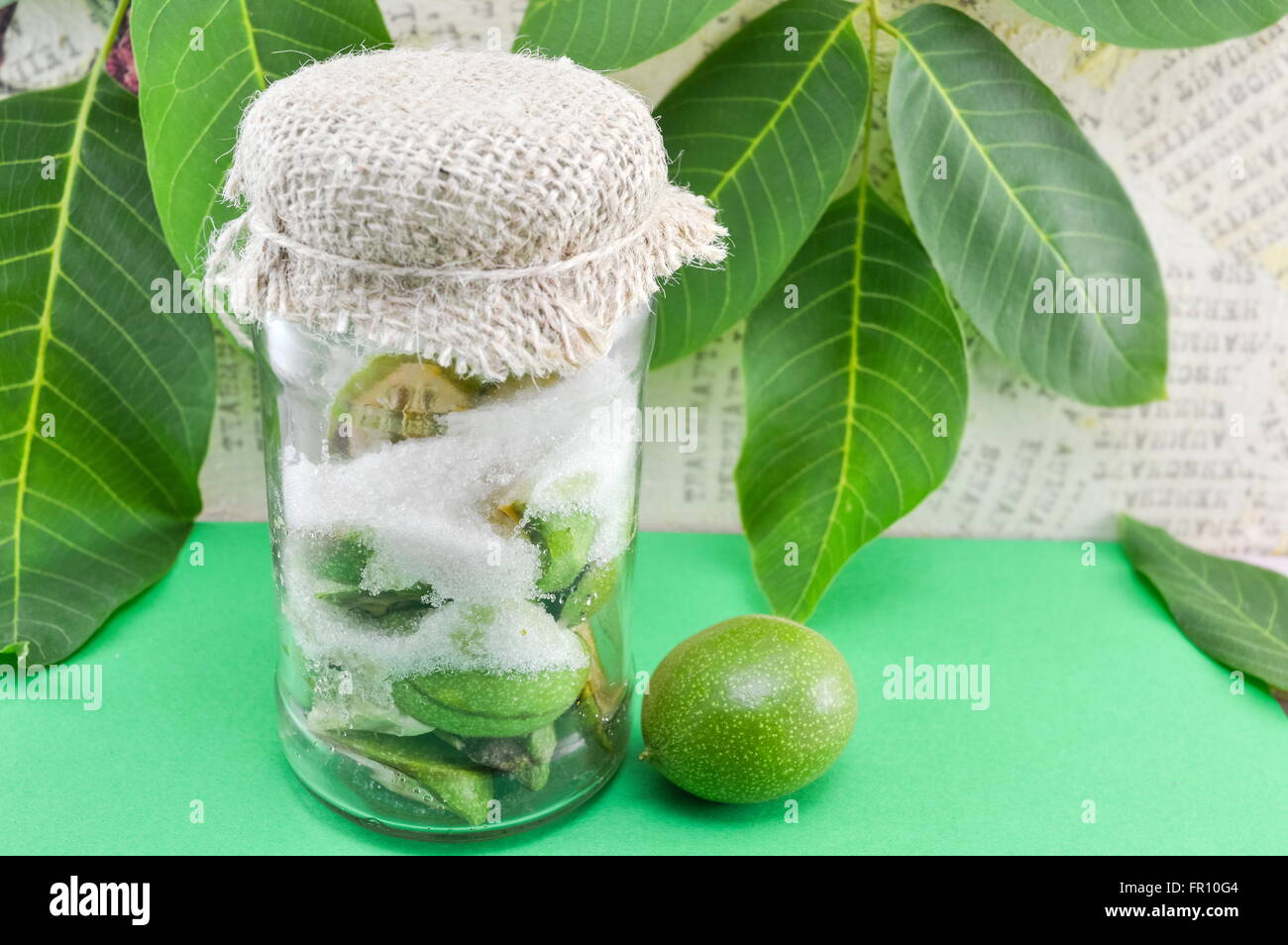 Junge Walnüsse mit Zucker in einem Glas Stockfoto