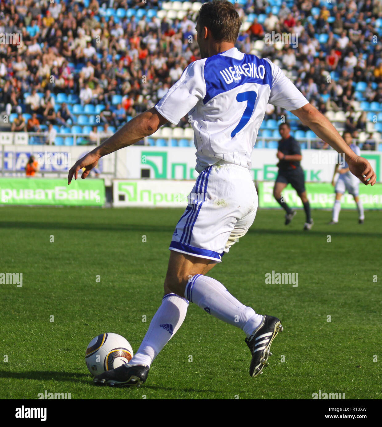 Kiew, UKRAINE - Mai 01: Andriy Shevchenko von Dynamo Kiew steuert eine Kugel während der Ukraine Meisterschaftsspiel gegen Zakarpattya Uzhgorod am 1. Mai 2010 in Kiew, Ukraine Stockfoto