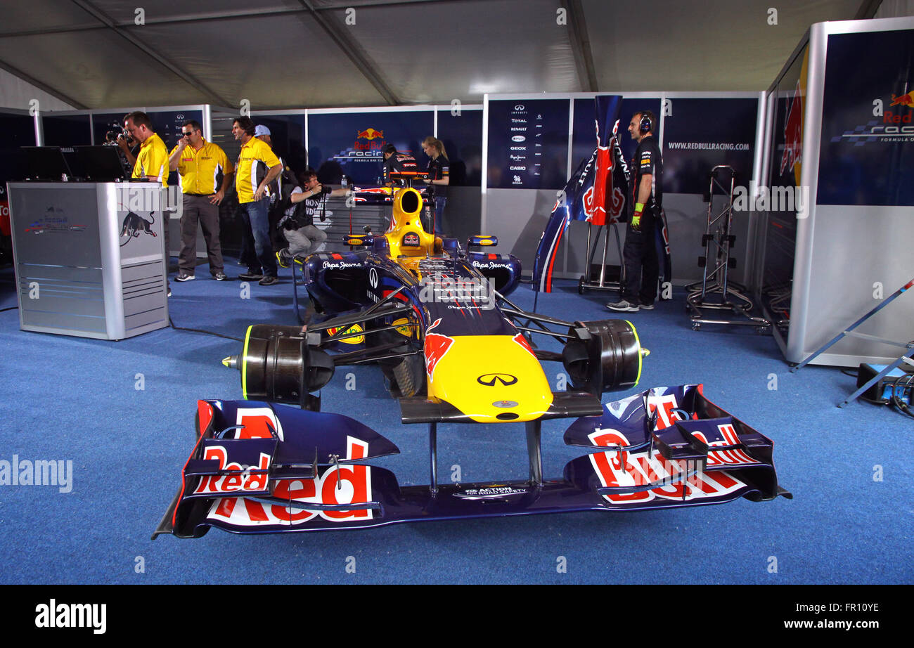 Kiew, UKRAINE - 19. Mai 2012: Red Bull RB7 Rennwagen in der Grube bei Red Bull Champions Parade auf den Straßen von Kiew Stockfoto