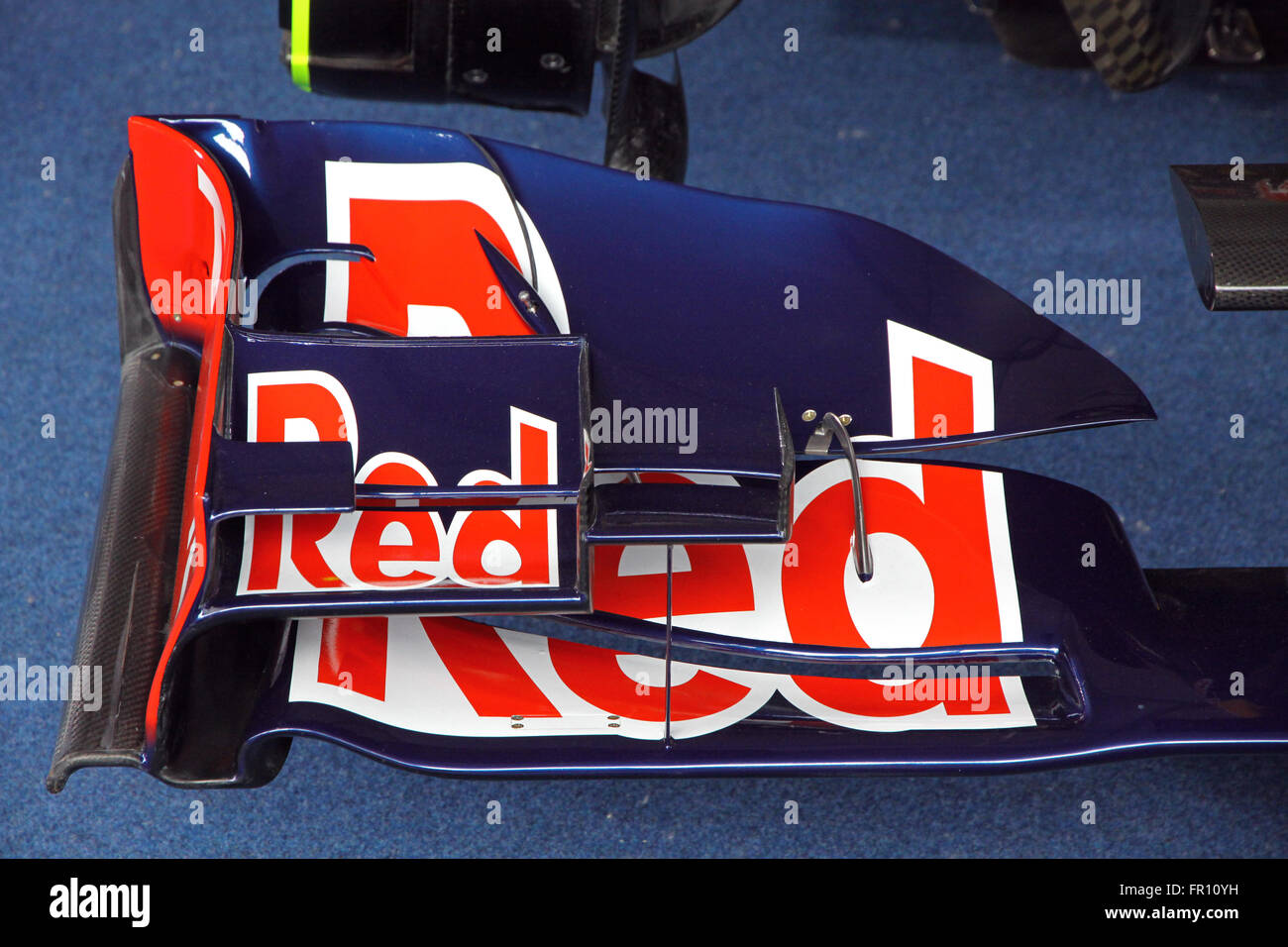 Kiew, UKRAINE - 19. Mai 2012: Details des Red Bull RB7 Rennwagen während der Red-Bull-Champions-Parade auf den Straßen von Kiew Stockfoto