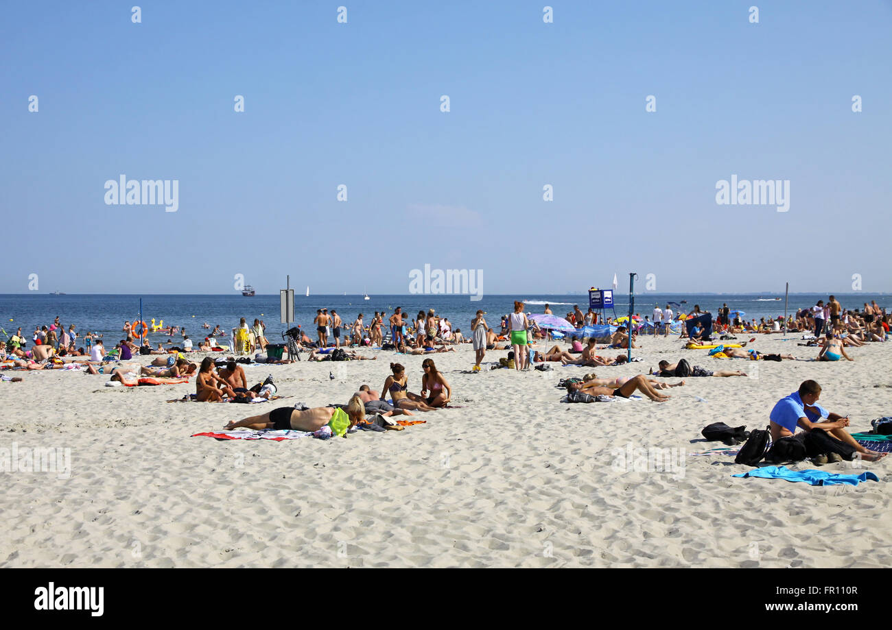 Überfüllten städtischen Strand in Gdynia, Ostsee, Polen Stockfoto