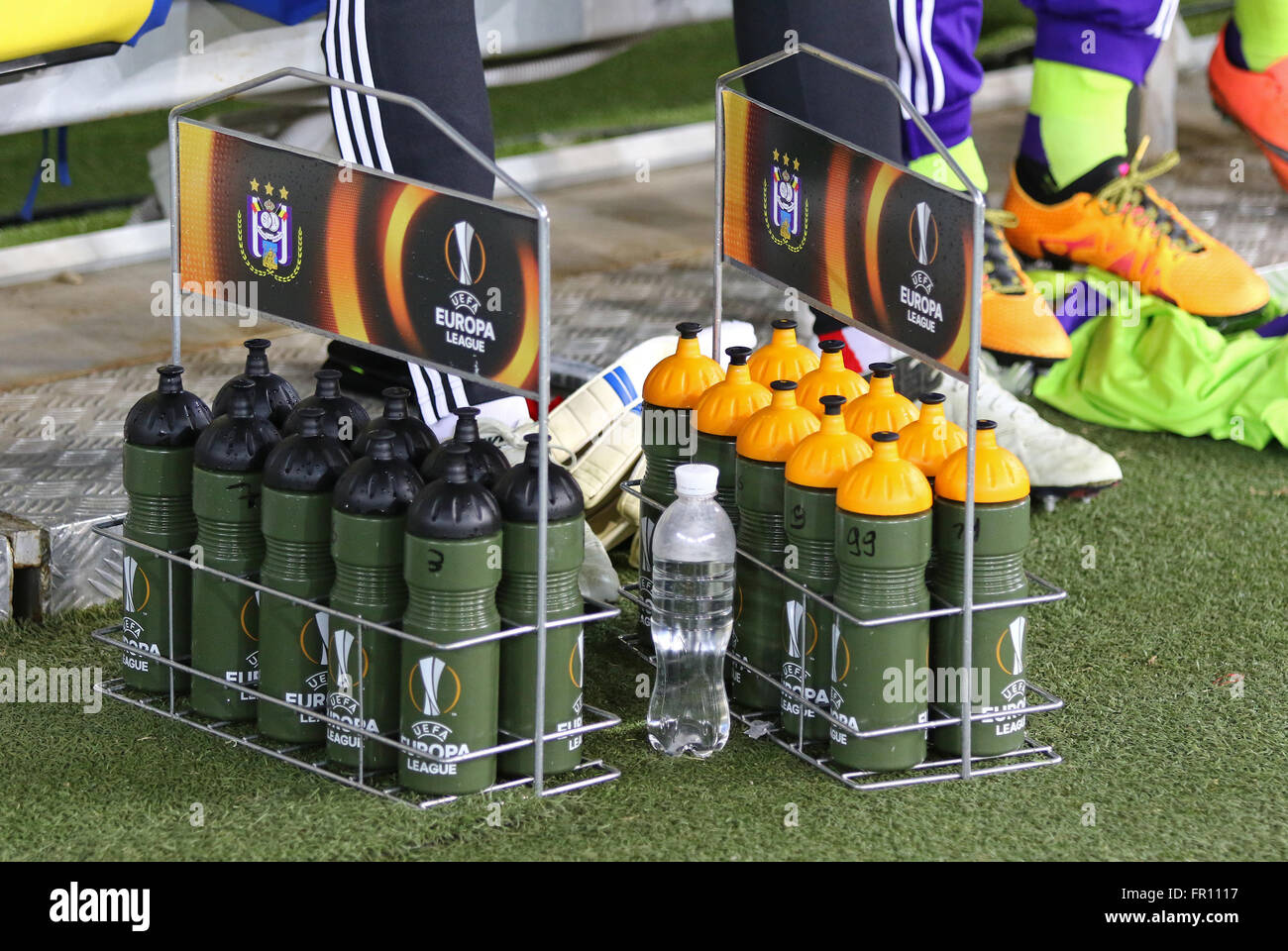 LVIV, UKRAINE - 10. März 2016: Flaschen Wasser mit Logo der UEFA Europa League auf dem Rasen während der UEFA Europa League Runde der 16 Spiel FC Shakhtar Donetsk Vs RSC Anderlecht im Arena Lviv-Stadion Stockfoto