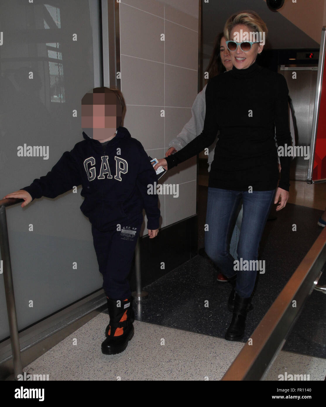 Sharon Stone kommt auf einem Flug zum Los Angeles International Airport (LAX) mit ihren Söhnen Featuring: Sharon Stone, Roan Joseph Bronstein, Quinn Kelly Stone, Laird Vonne Stein wo: Los Angeles, California, Vereinigte Staaten von Amerika bei: 18. Februar 2016 Stockfoto