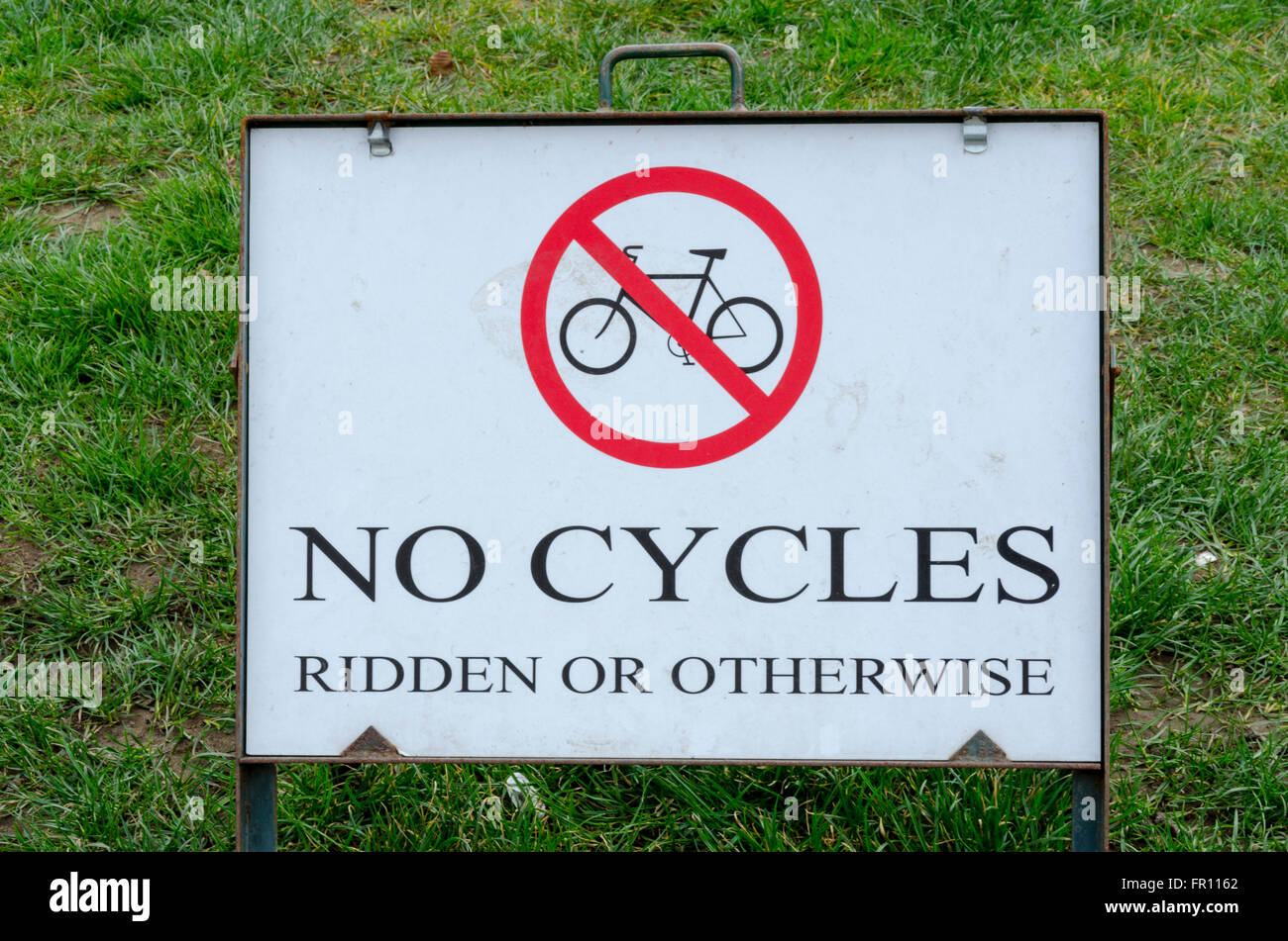 Ein Schild verbietet die Verwendung von Zyklen Stockfoto