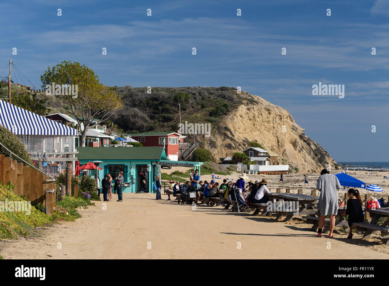 Familien warten auf ihren Tisch vor einem Restaurant direkt am Strand Stockfoto