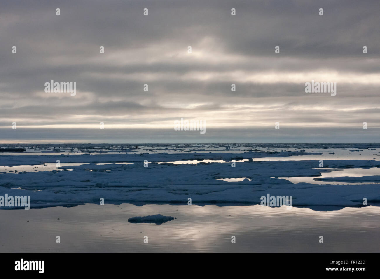 Blick auf den Sonnenuntergang der Tschuktschensee, Russlands Fernen Osten Stockfoto
