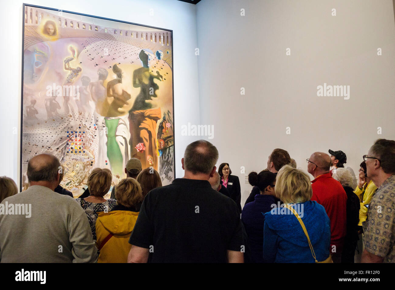 St. Sankt Petersburg Florida,Salvador Dali Museum,Kunst,Galerie,innen,haluzinogener Toreador,Malerei,Guide,erklären,zuhören,FL160210036 Stockfoto