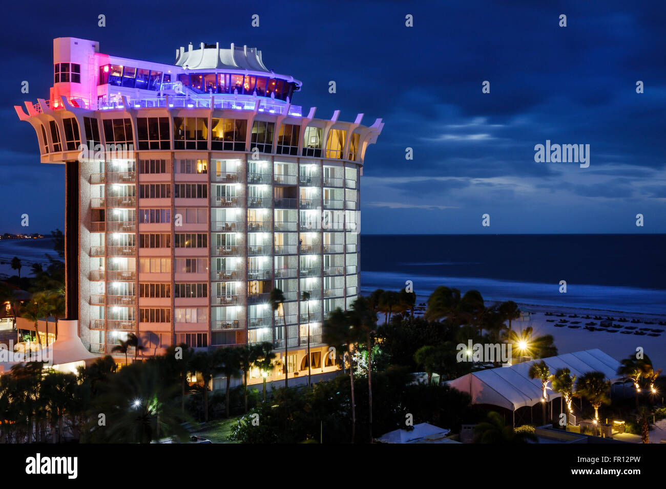 Florida St. Saint Pete Petersburg Beach, Hotelnacht, Gebäude, Grand Plaza Hotel Beachfront Resort & Conference Center, Golf von Mexiko, Nacht, FL160210082 Stockfoto