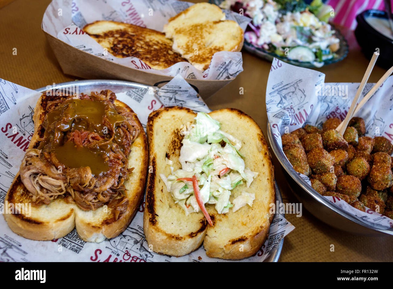 Tampa Florida, Sonny's Real Pit Bar-B-Q, bbq, Grill, Restaurant Restaurants Essen Essen Essen Cafe Cafés, innen, Mittagessen, Schweinefleisch, Brötchen, gebratene Okra, FL16021103 Stockfoto