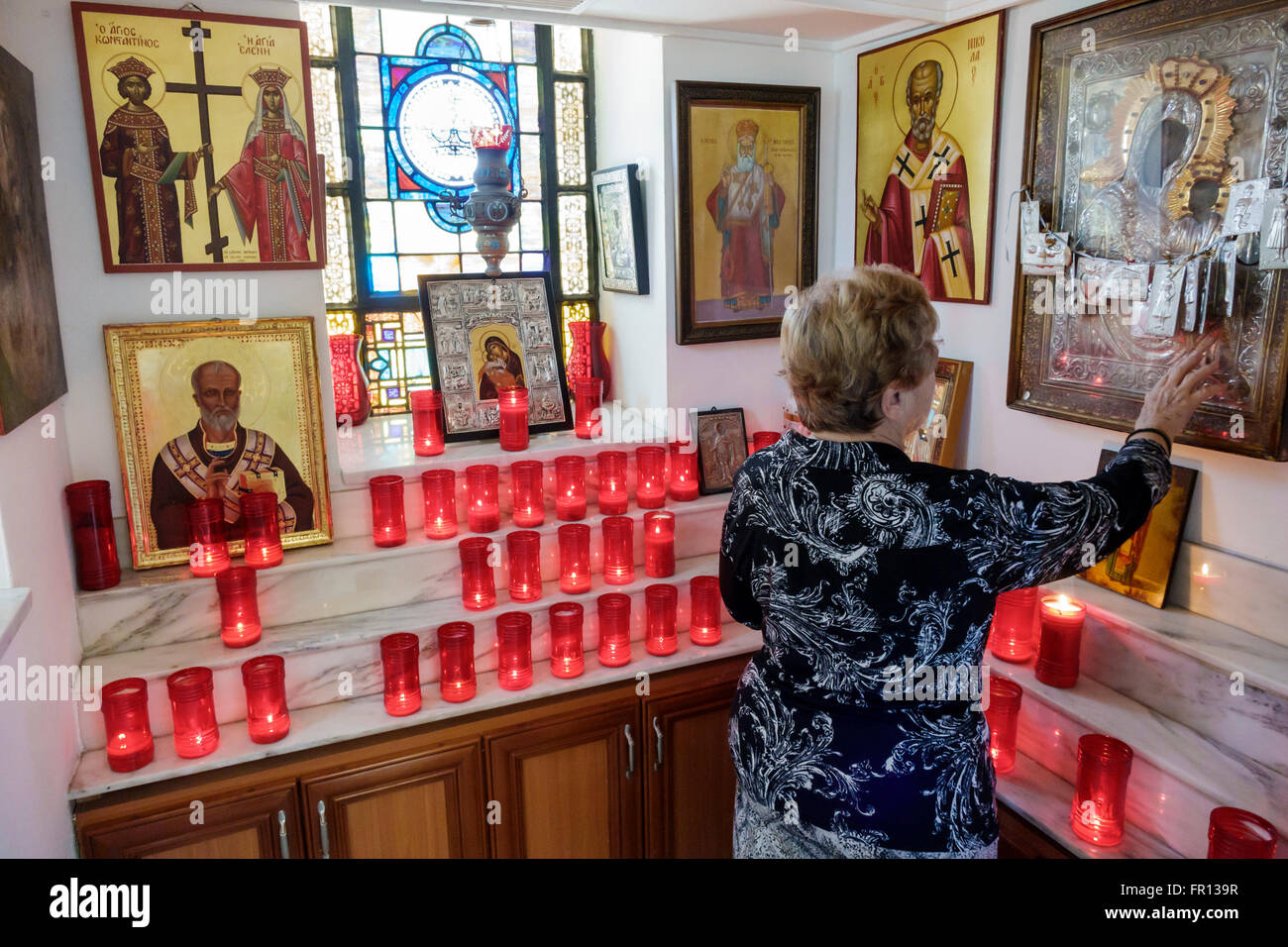 Florida Tarpon Springs, St. Nichola griechisch-orthodoxe Kathedrale, Kirche, innen, Erwachsene Erwachsene, weibliche Frauen, berührende Ikone, FL160212036 Stockfoto