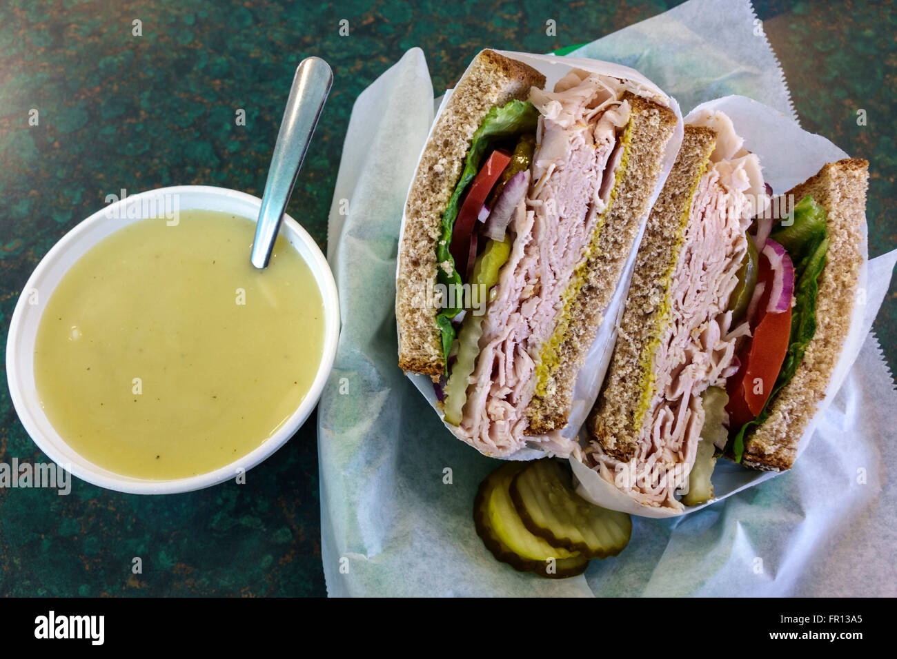 Florida Tarpon Springs, griechische Gemeinschaft, Bread & Butter Gourmet Deli, Restaurant Restaurants Essen Essen Essen Cafe Cafes, geräuchertes putenbrot, Zitronenhuhn Stockfoto