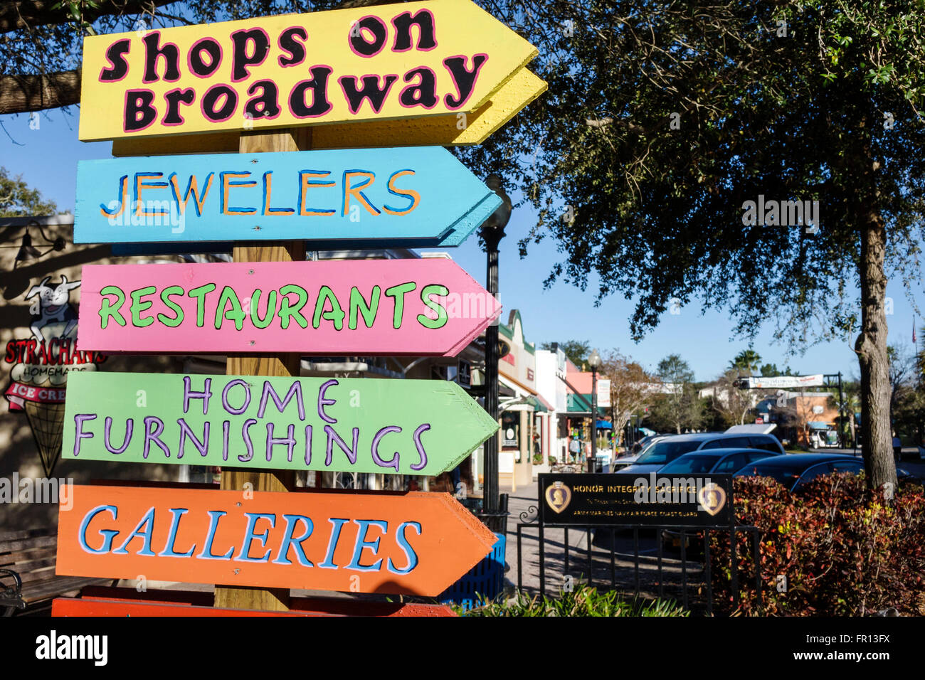 Florida Dunedin, Main Street, Beschilderung, Unternehmen, Richtung, Richtung, FL160212068 Stockfoto