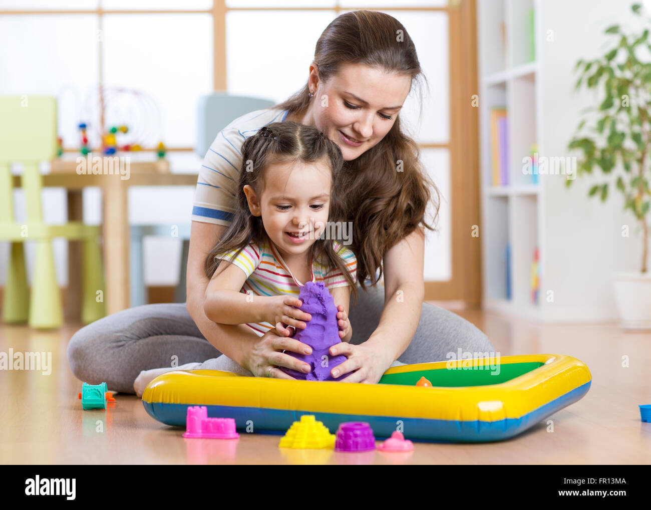 Mädchen spielen im sand -Fotos und -Bildmaterial in hoher Auflösung