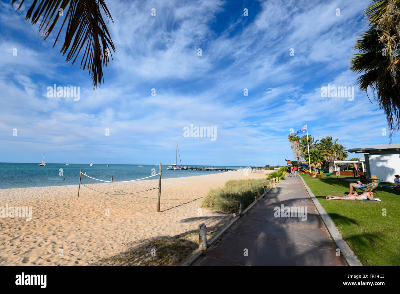 Touristen, die Entspannung in Monkey Mia, Westaustralien, WA, Australien Stockfoto