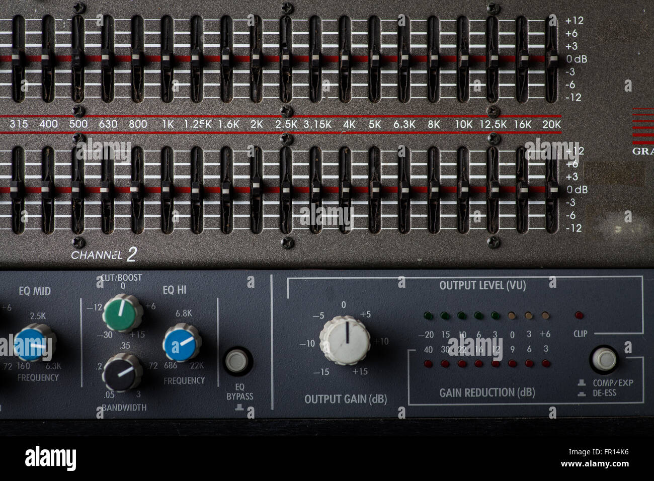 Farbbild der vielen Tasten auf ein sound-Mixer in einem Tonstudio. Stockfoto