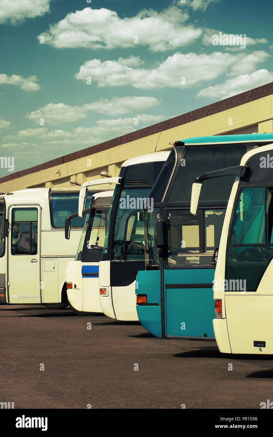 Busse an der Bushaltestelle mit bewölktem Himmel Stockfoto