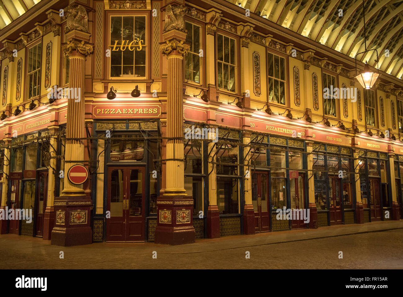 Leadenhall Market viktorianischen Gusseisen Einkaufspassage in der Nacht in London Stockfoto
