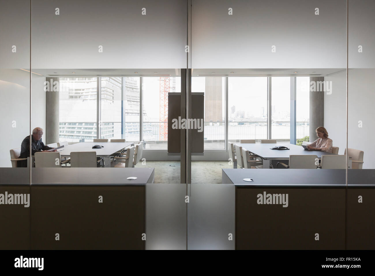 Geschäftsleute in moderne symmetrische Konferenzräume Stockfoto