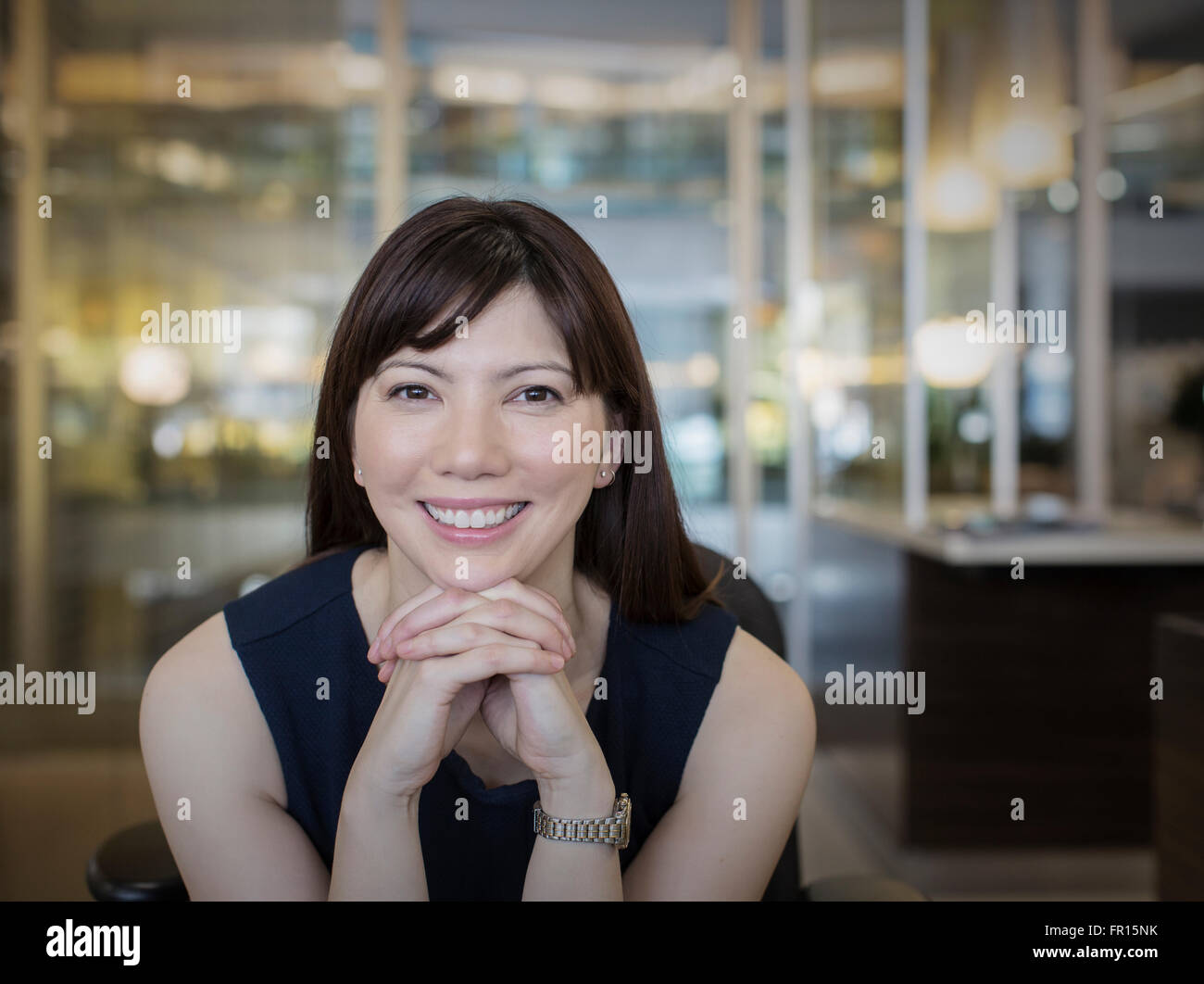 Porträt lächelnd Geschäftsfrau mit den Händen umklammert Stockfoto