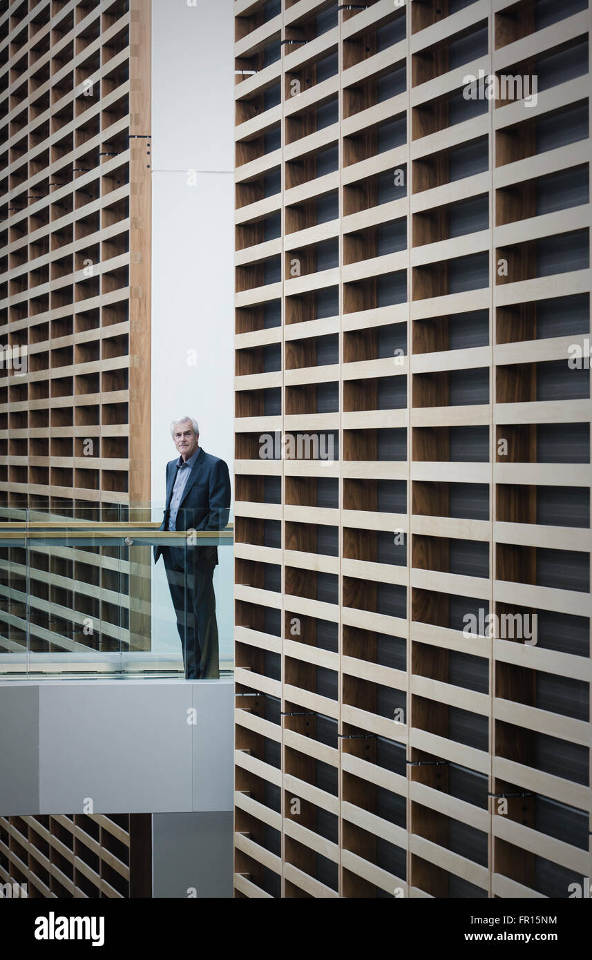 Porträt senior Geschäftsmann auf Gehweg in modernen Büro Stockfoto