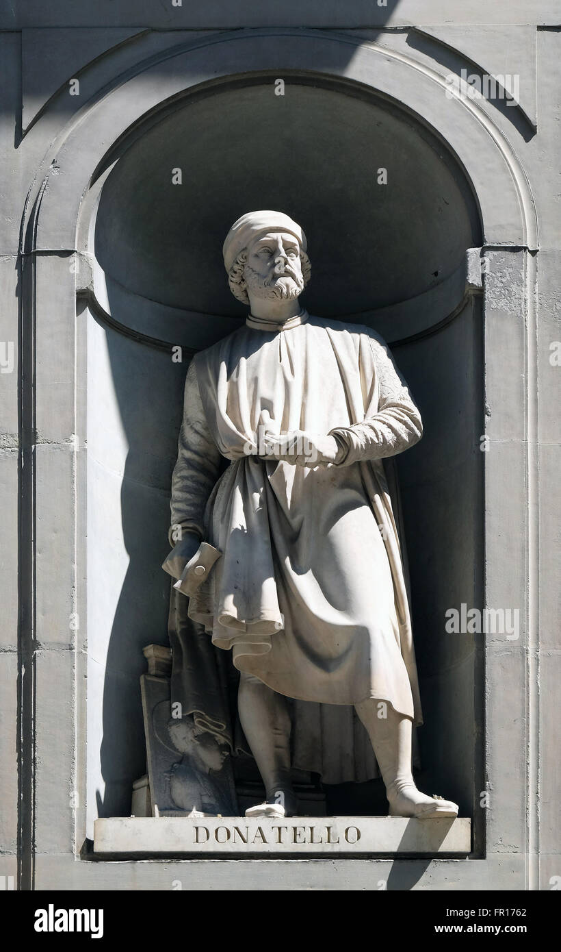 Donatello in den Nischen der Kolonnade Uffizien in Florenz, Italien Stockfoto