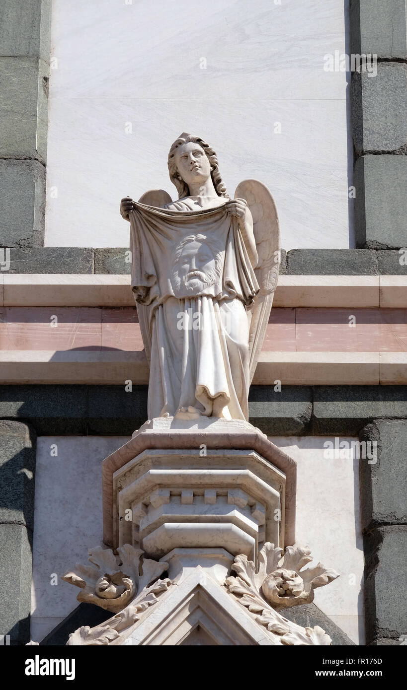 Engel mit Schleier von Veronica, Basilica di Santa Croce (Basilika des Heiligen Kreuzes) - berühmte Franziskaner-Kirche in Florenz, Italien Stockfoto