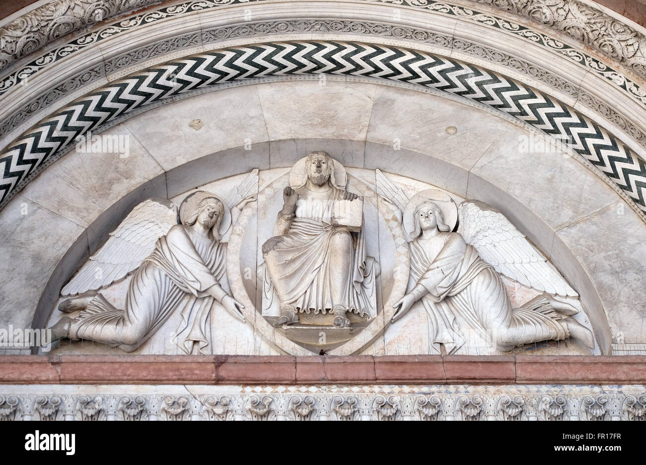 Das zentrale Portal der Kathedrale von St. Martin in Lucca. Lünette zeigt den Erlöser und zwei Engeln, Lucca, Italien Stockfoto