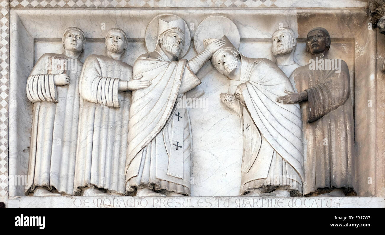 Das Basrelief aus den Geschichten von St. Martin; erhalten in der Vorhalle der Kathedrale von St. Martin in Lucca, Italien Stockfoto