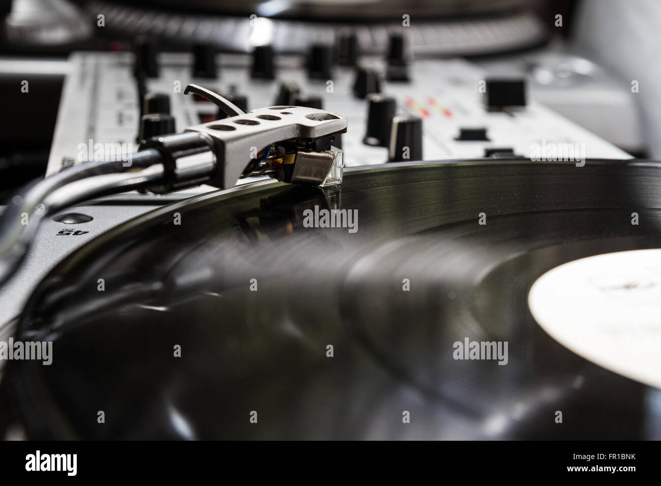 Professioneller Plattenspieler Vinyl-Schallplatten mit Musik zu spielen. Nahaufnahme auf Details: Nadel, Tonarm, Platte, Vinyl-Schallplatte Stockfoto