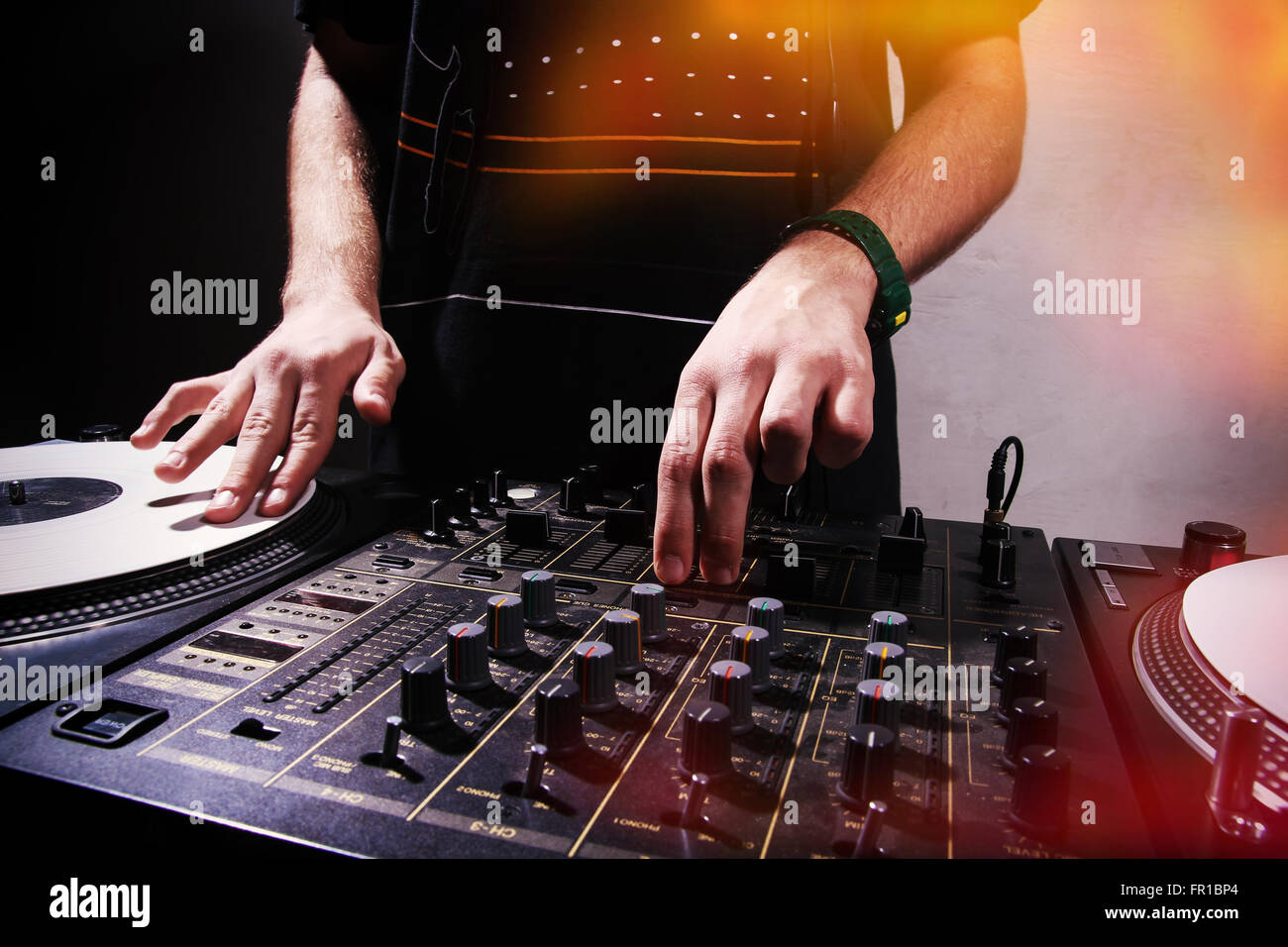 Hände eines männlichen DJscratching hip Hop Musik Datensatzes Stockfoto