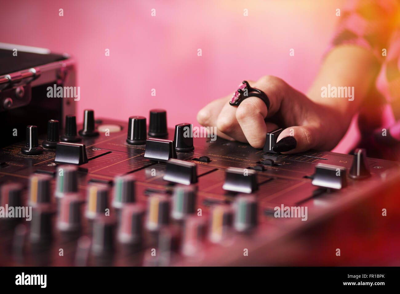Hände eines modischen weiblichen DJ spielen Datensätze auf eine hoch professionelle audio-Geräte Stockfoto