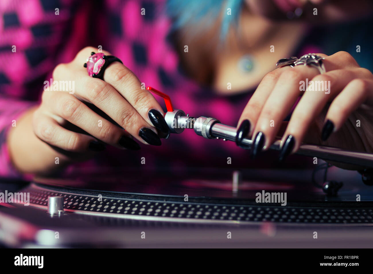 Hände eines modischen weiblichen DJ spielen Datensätze auf eine hoch professionelle audio-Geräte Stockfoto