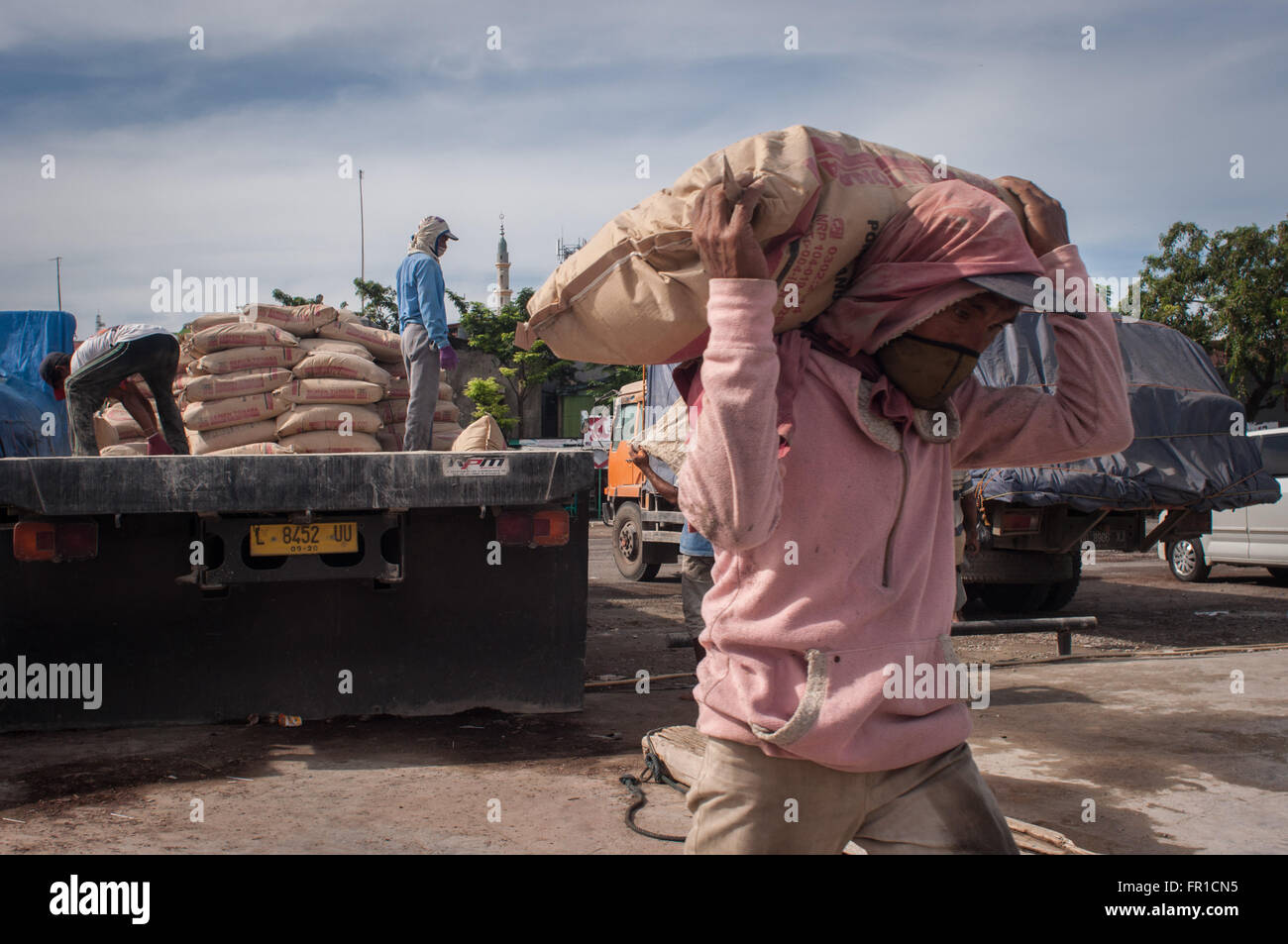 Ein Mann trägt eine Plünderung Zement am Paotere Hafen. Stockfoto