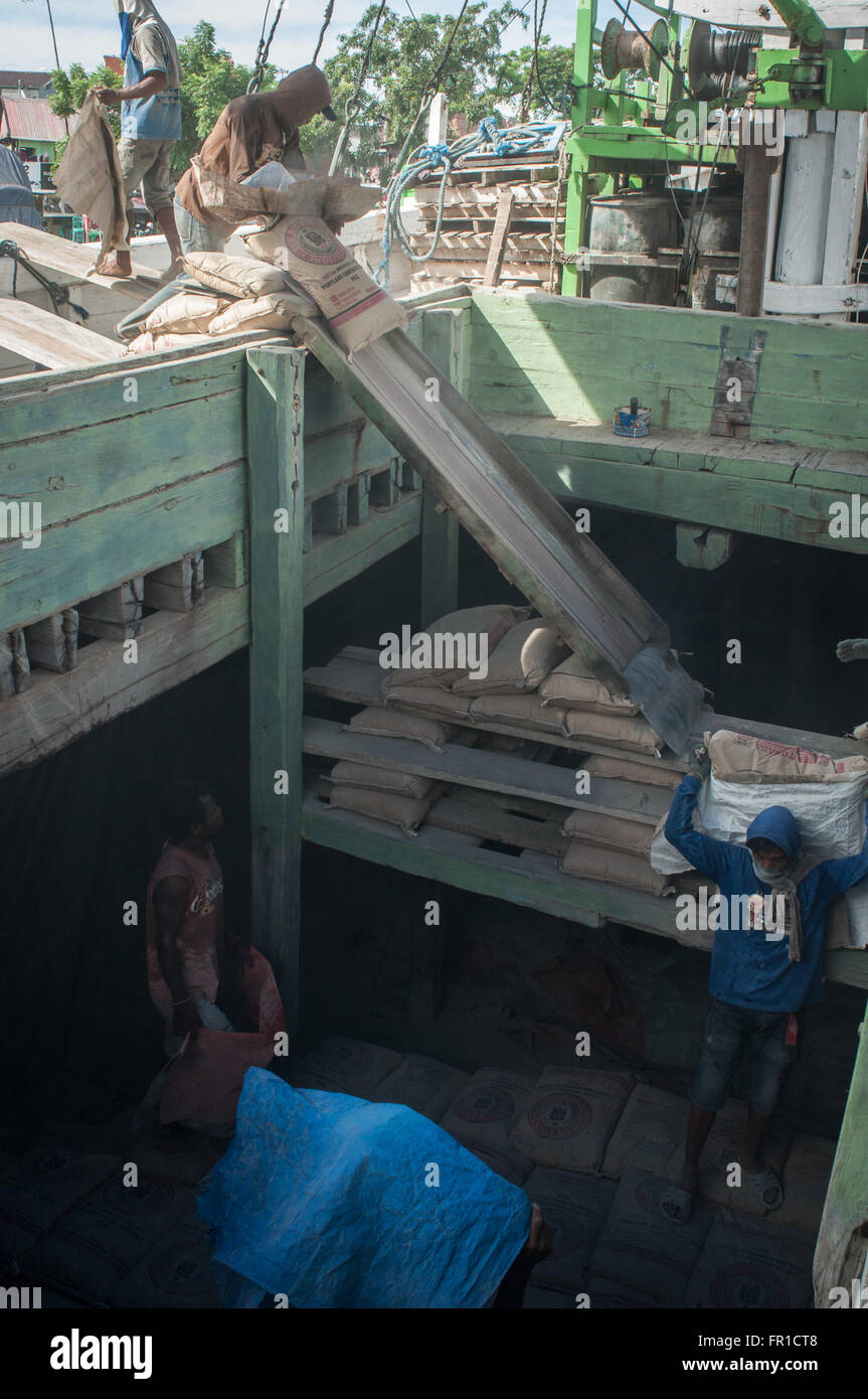 Die Arbeiter laden Zementsäcke in ein Boot im Hafen von Paotere. Stockfoto