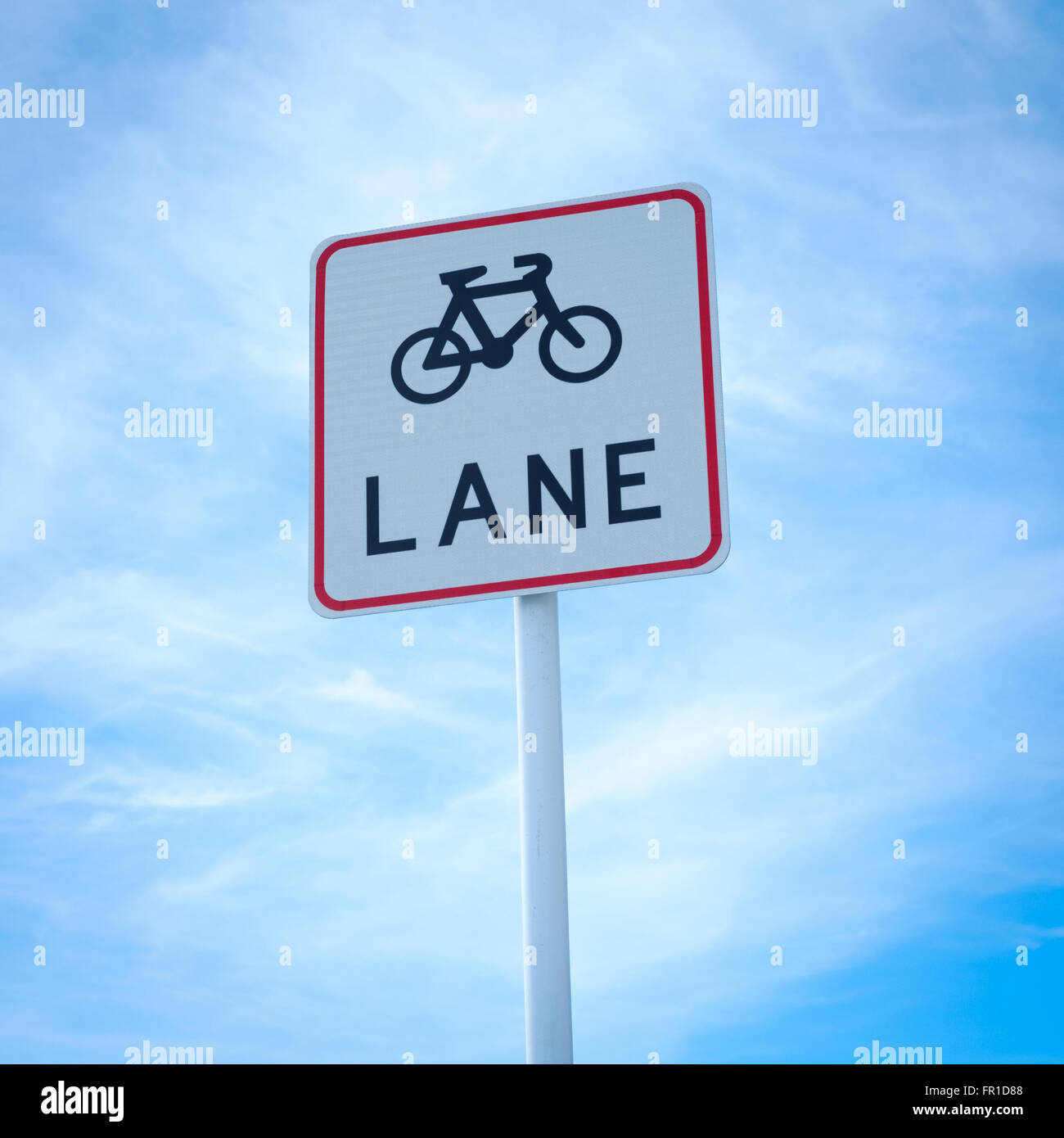 Quadratische Cycle Lane Zeichen gegen blauen Himmel Stockfoto