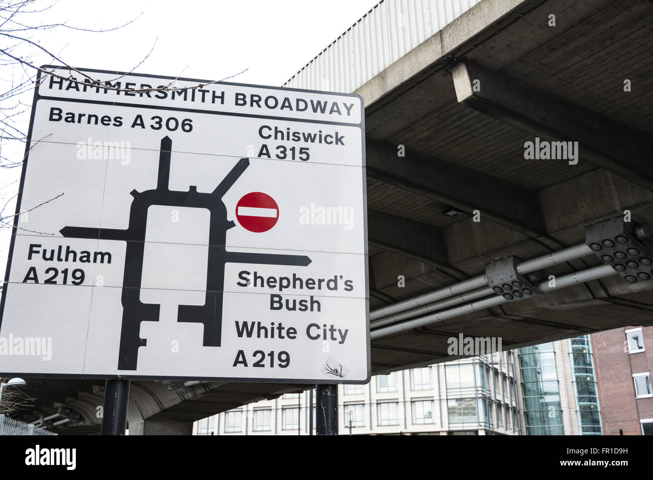 Verwirrende Schild unterhalb Hammersmith Überführung in West London, Großbritannien Stockfoto