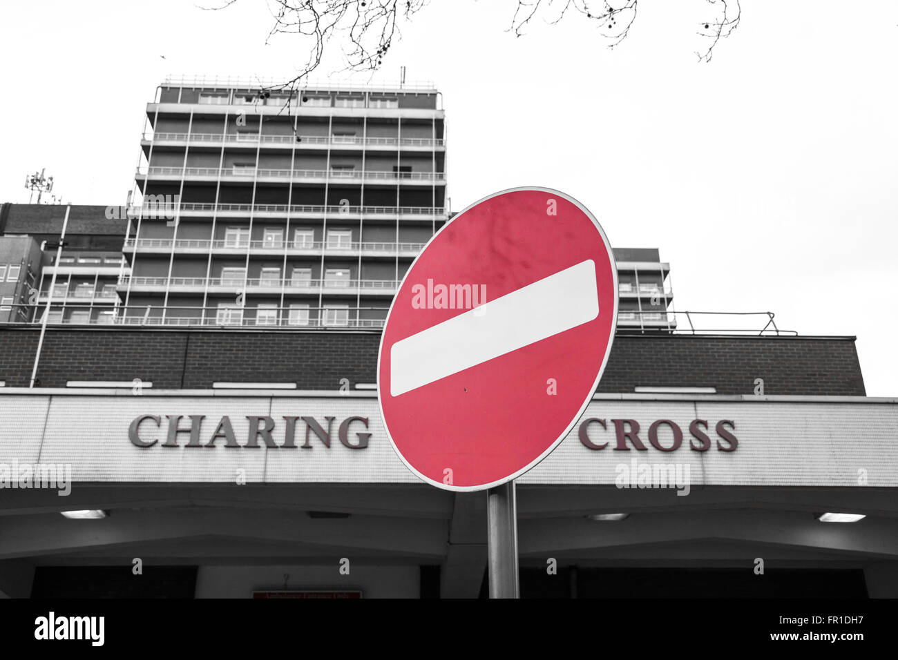 Vor dem Charing Cross Hospital in SW London, Großbritannien, kein Eintrittschild Stockfoto
