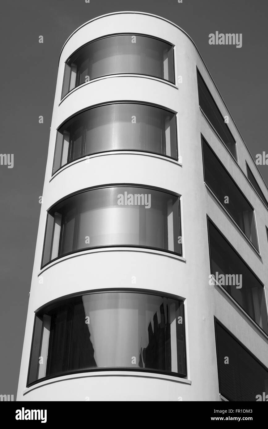 Moderne Architektur und Fassade mit gebogenen Fenster in der Ecke des Gebäudes in München, Bayern, Deutschland Stockfoto