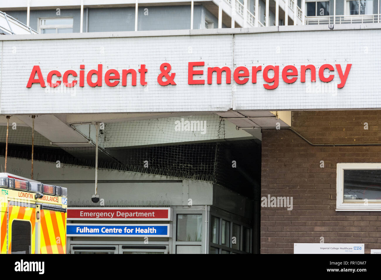 Außenseite der Verkohlung Kreuz Krankenhaus in SW-London, UK Stockfoto