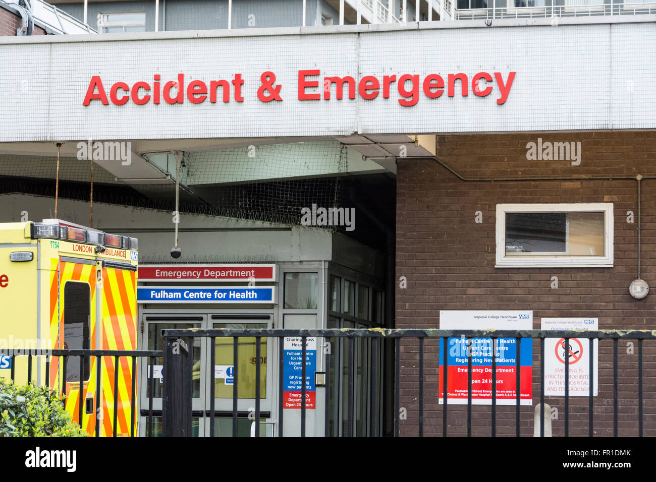Der Eingang zum Charing Cross Hospital A&E in SW London, Großbritannien Stockfoto
