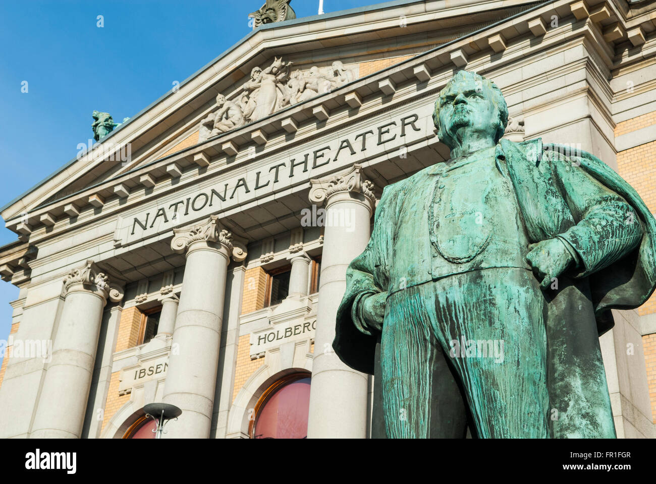 Statue des Schriftstellers Bjornstjerne Martinius Bjørnson außerhalb das Nationaltheater Oslo Norwegen Stockfoto