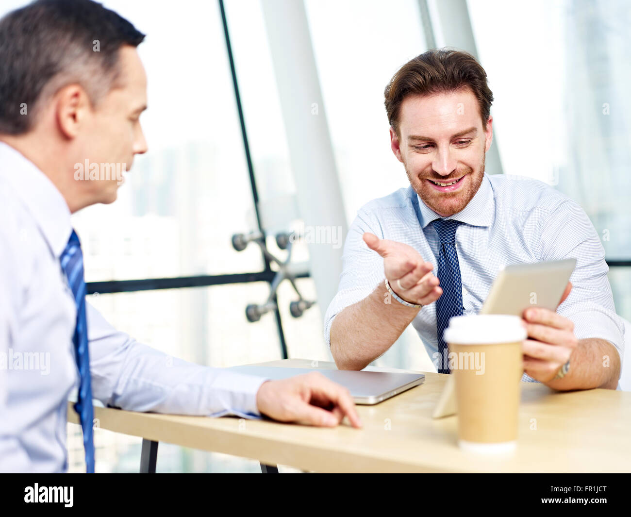 Corporate Menschen diskutieren Geschäft im Amt. Stockfoto