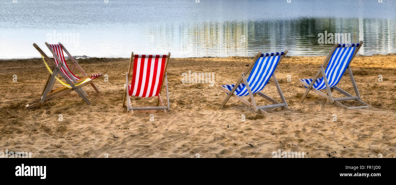 Stripey Liegestühle am Strand von Weston-Super-Mare am Ende des Tages Stockfoto