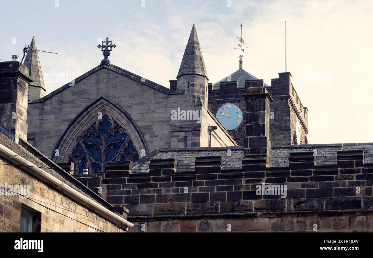 Detail-Aufnahme des das Zifferblatt und die umliegenden Dächer in Hexham Abbey in Northumberland. Stockfoto
