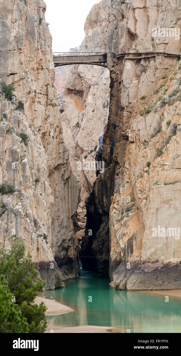 Caminito del Rey, der König wenig Weg, Gehweg entlang der steilen Wände, schmale Schlucht in El Chorro, Ardales, Andalusien, Spanien Stockfoto