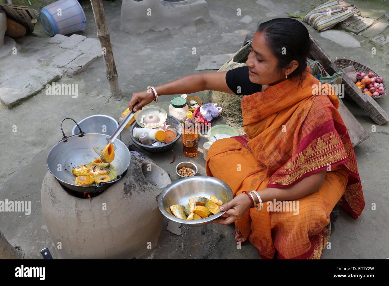 Traditionelle Art der Zubereitung von Essen am offenen Feuer in der alten Küche in einem Dorf, Kumrokhali, Westbengalen, Indien Stockfoto