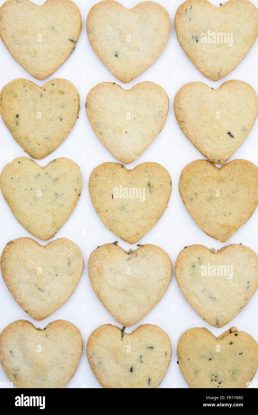 Herzförmige Cookies auf einem weißen Hintergrund. Stockfoto
