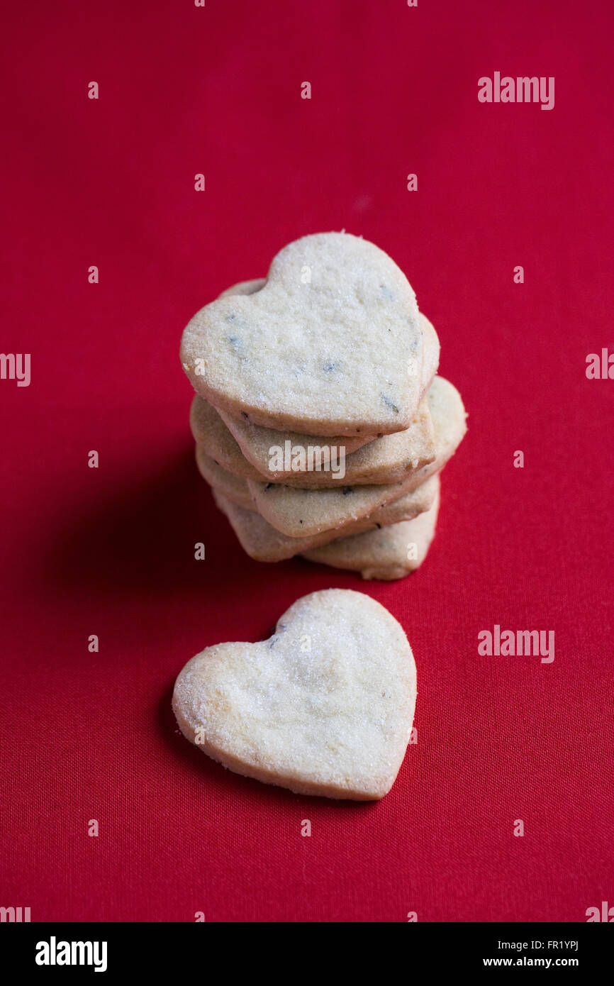 Herzförmige Kekse auf einem roten Hintergrund. Stockfoto